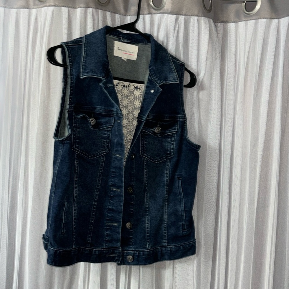 Two by Vince Camuto Jean v st with lace back!